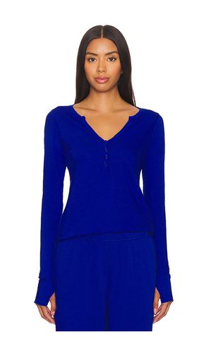 Tahoe Fitted Long Sleeve Henley W/ Thumbhole Top in Royal. - size M (also in S, XS) - Michael Lauren - Modalova