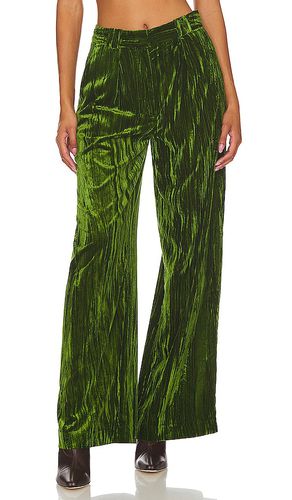 Pantalón con trabilla crinkled velvet pleated en color verde talla L en - Green. Talla L (también en M, S, XL, XS, XXS) - NBD - Modalova