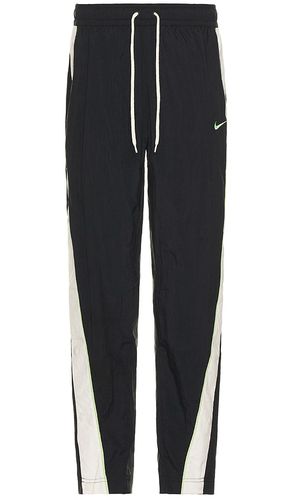 Woven Pant in Black. - size L (also in XL) - Nike - Modalova