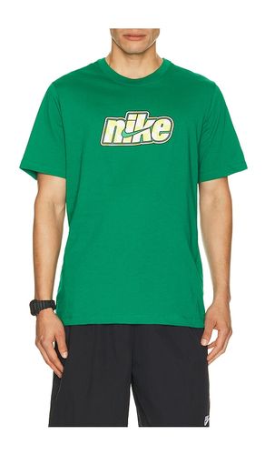 Nsw Tee STD Celebrate Sport in Green. - size L (also in M, S, XL/1X, XS) - Nike - Modalova