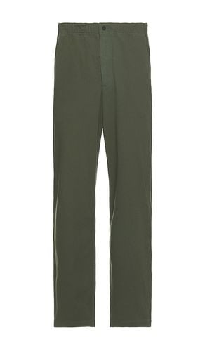 Ezra Relaxed Organic Stretch Twill Trouser in Green. - size M (also in S) - Norse Projects - Modalova