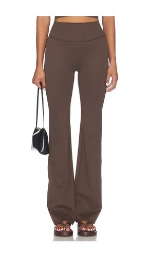 Matte Slim Flare Pant in . Size M. Also in S, XXS - NikeSKIMS - Modalova
