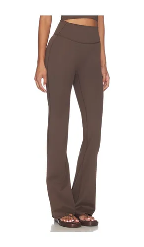 Matte Slim Flare Pant in . Taglia L. Also in M, S, XL, XS - NikeSKIMS - Modalova