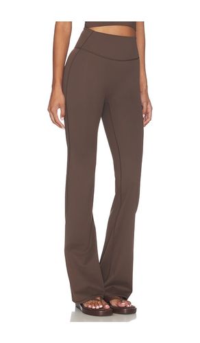 Matte Slim Flare Pant in . Taglia M. Also in S, XXS - NikeSKIMS - Modalova