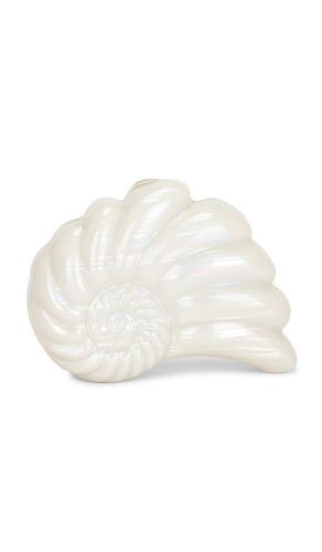 Ava Pearl Shell Clutch in - olga berg - Modalova