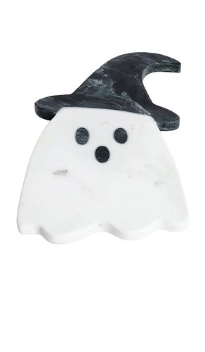 Tabla de mármol para charcuterí con diseño de fantasma y sombrero de bruja ghost with witch hat marble charcuterie board en color multi ta - Poppy Lane - Modalova
