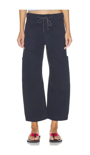 Sabrina Curved Utility Pant in Navy. - size 27 (also in 28, 29, 30, 31) - PISTOLA - Modalova