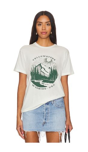 Yellowstone Tee in White. - size M (also in XL/1X) - Retro Brand - Modalova
