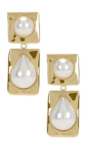 Savannah Pearl Drop Earring in Metallic - retrofete - Modalova