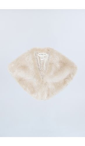 Chal elyonne en color beige talla all - REVOLVE LOS ANGELES - Modalova