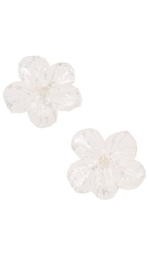 Resin Flower Earrings in White - Susan Fang - Modalova