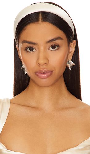 SHASHI Satin Headband in White - SHASHI - Modalova