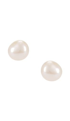 SHASHI Pearl Stud Earring in Ivory - SHASHI - Modalova