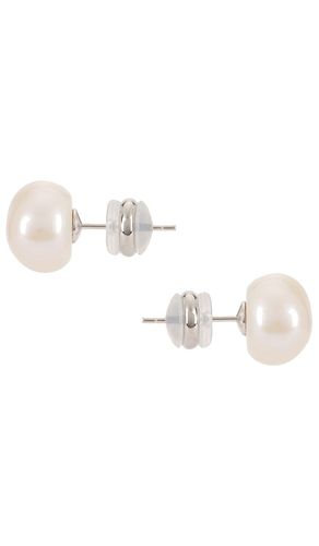 SHASHI Pearl Stud Earring in Ivory - SHASHI - Modalova