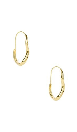 Mia Wave Hoop in Metallic - SHASHI - Modalova