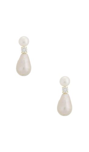 SHASHI Josephine Earring in White - SHASHI - Modalova