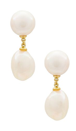 Pendiente de gota de perla en color oro metálico talla all en - Metallic Gold. Talla all - SHASHI - Modalova