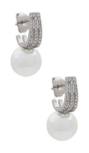 Pendiente classique pave pearl en color metálico talla all en - Metallic Silver. Talla all - SHASHI - Modalova
