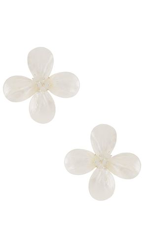 SHASHI Coquina Earring in White - SHASHI - Modalova