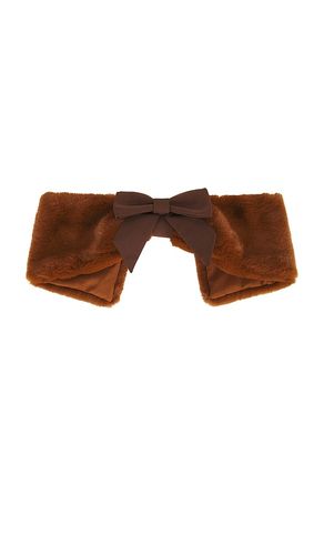 Faux Fur Bow Belt in - Shushu/Tong - Modalova