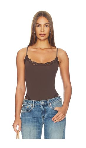 Fits Everybody Lace Cami Bodysuit in Brown. - size M (also in S) - SKIMS - Modalova