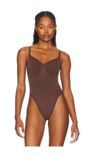 Seamless Sculpt Thong Bodysuit in Chocolate. - size M (also in S, XL, XXL) - SKIMS - Modalova