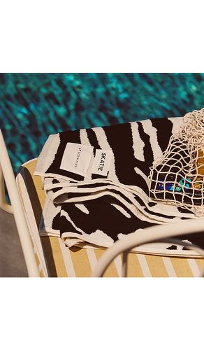 Skatie Zebra Towel in - Slowtide - Modalova