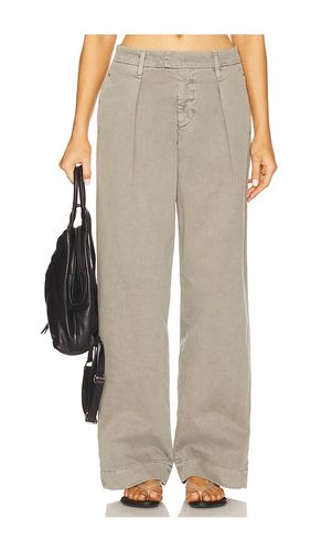 Wide Pleat Chino in . Size 27, 28, 29, 31, 32 - SLVRLAKE - Modalova