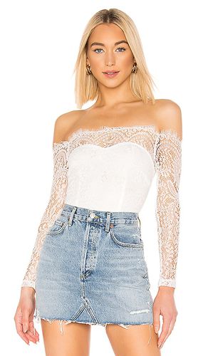 Rivka Off Shoulder Bodysuit in . Size M, XS - superdown - Modalova