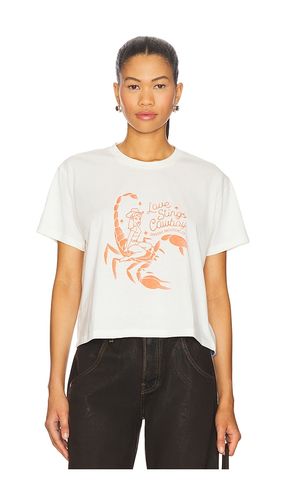 Love Stings Crop Tee in White. - size L (also in M, S, XL, XS) - Sendero Provisions Co. - Modalova