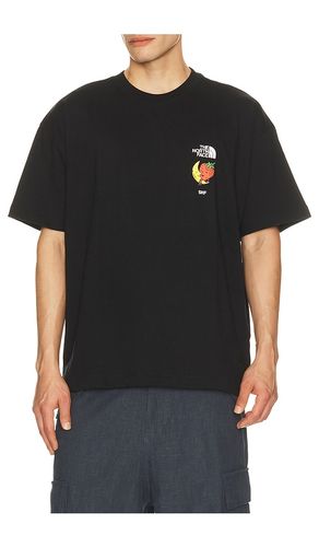 X Sky High Farm Tee in . Size S. Also in M - The North Face - Modalova
