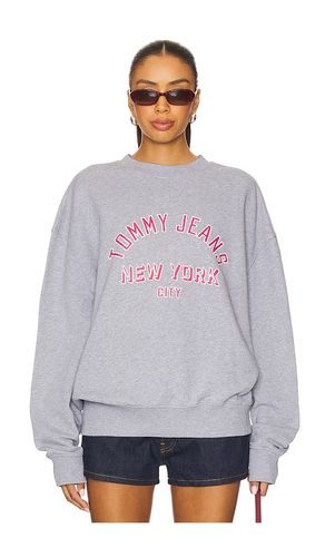 Cropped Overdyed Varsity Crew Sweatshirt in Grey. - size L (also in M, S, XL/1X, XS) - Tommy Jeans - Modalova