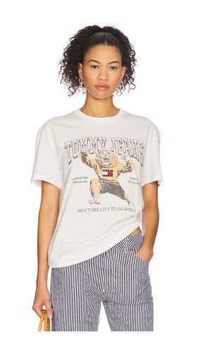 Varsity Novelty Tee in White. - size L (also in M, S, XL/1X, XS) - Tommy Jeans - Modalova
