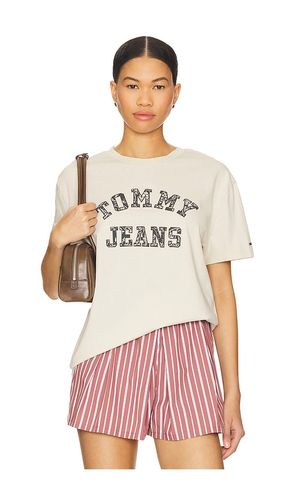 Paisley College Tee in Cream. - size L (also in M, S, XL/1X, XS) - Tommy Jeans - Modalova