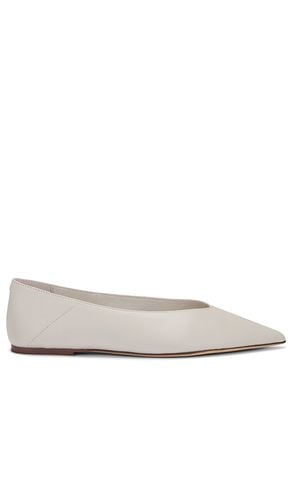 Joop Flat in White. - size 5.5 (also in 6, 7, 7.5, 8, 8.5, 9, 9.5) - Tony Bianco - Modalova