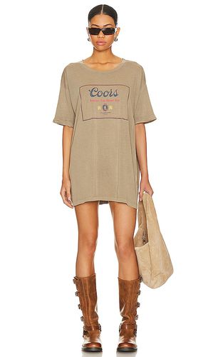 Camiseta tamaño grande coors fine banquet en color bronce talla L en - Tan. Talla L (también en M, S, XL - The Laundry Room - Modalova