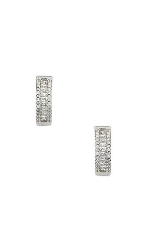 The Baguette Channel Set Huggie Earrings in Metallic - The M Jewelers NY - Modalova