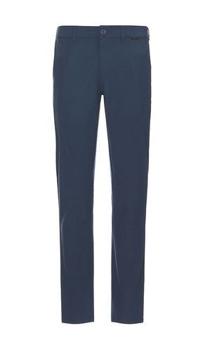 Otc Tech Chino Pant in Blue. - size 30 (also in 32, 34) - TravisMathew - Modalova