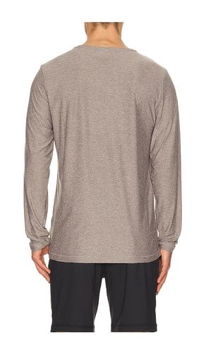 Strato Tech Long Sleeve Tee in Grey. - size L (also in M, S, XL/1X, XXL/2X) - Vuori - Modalova