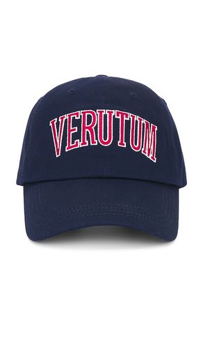 VERUTUM Lettering Cap in Blue - VERUTUM - Modalova