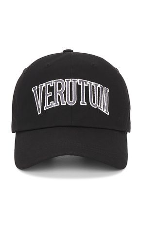 VERUTUM Lettering Cap in Black - VERUTUM - Modalova