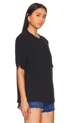 The Relaxed Tee in . Taglia L. Also in M, S, XL, XS - WAO - Modalova