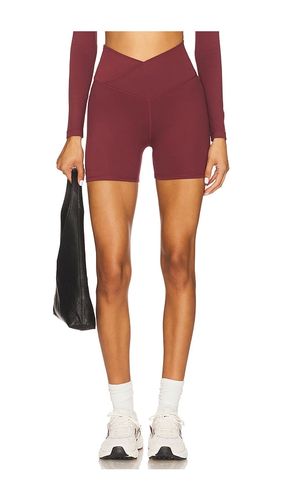 FlowWell Callista Crossover 4 Inch Short in Burgundy. - size L (also in M, S, XL, XS, XXS) - WellBeing + BeingWell - Modalova
