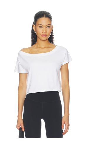 Dillon Off-shoulder Tee in . Size M. Also in L, S, XL, XS, XXS - WellBeing + BeingWell - Modalova