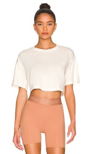 Hazel Cropped Tee in White. - size L (also in M, S, XL, XS) - WellBeing + BeingWell - Modalova