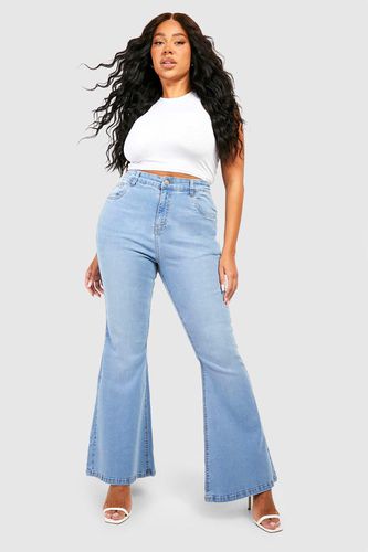 Womens Plus Stretch Denim Flare Jeans - - 24 - boohoo - Modalova