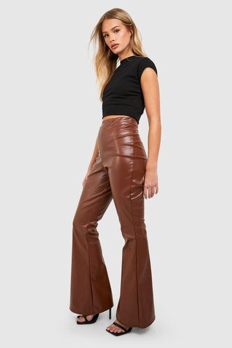 Womens Matte Faux Leather High Waisted Flared Trousers - - 16 - boohoo - Modalova