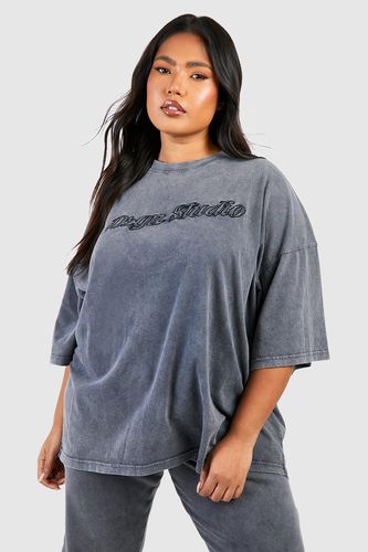 Womens Plus Dsgn Studio 3d Embroidered Acid Wash Oversized T-shirt - - 24 - boohoo - Modalova