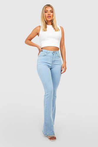 Womens Mid Rise Butt Shaping Flared Jeans - - 10 - boohoo - Modalova