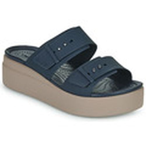 Sandalias Brooklyn Buckle LowWdg para mujer - Crocs - Modalova